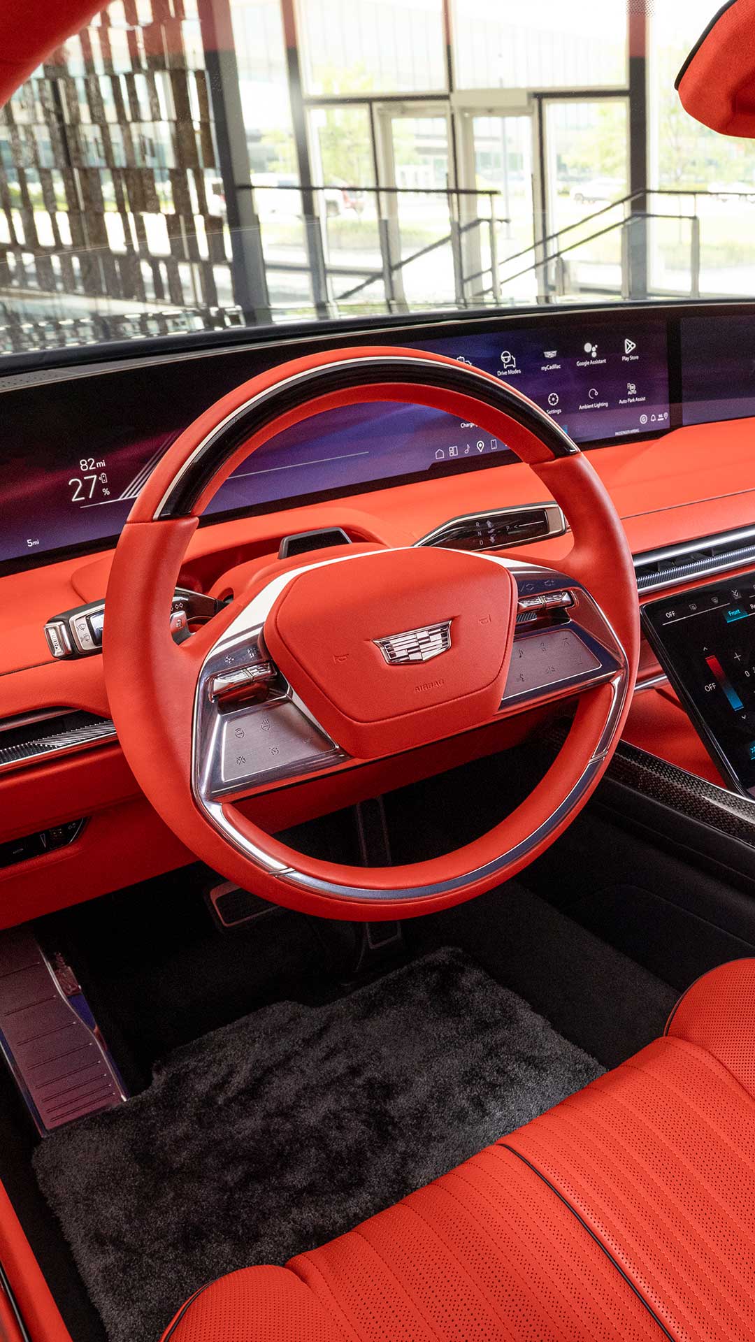 Un primer plano extremo del apoyacabezas de un asiento de Cadillac CELESTIQ con el logotipo grabado.