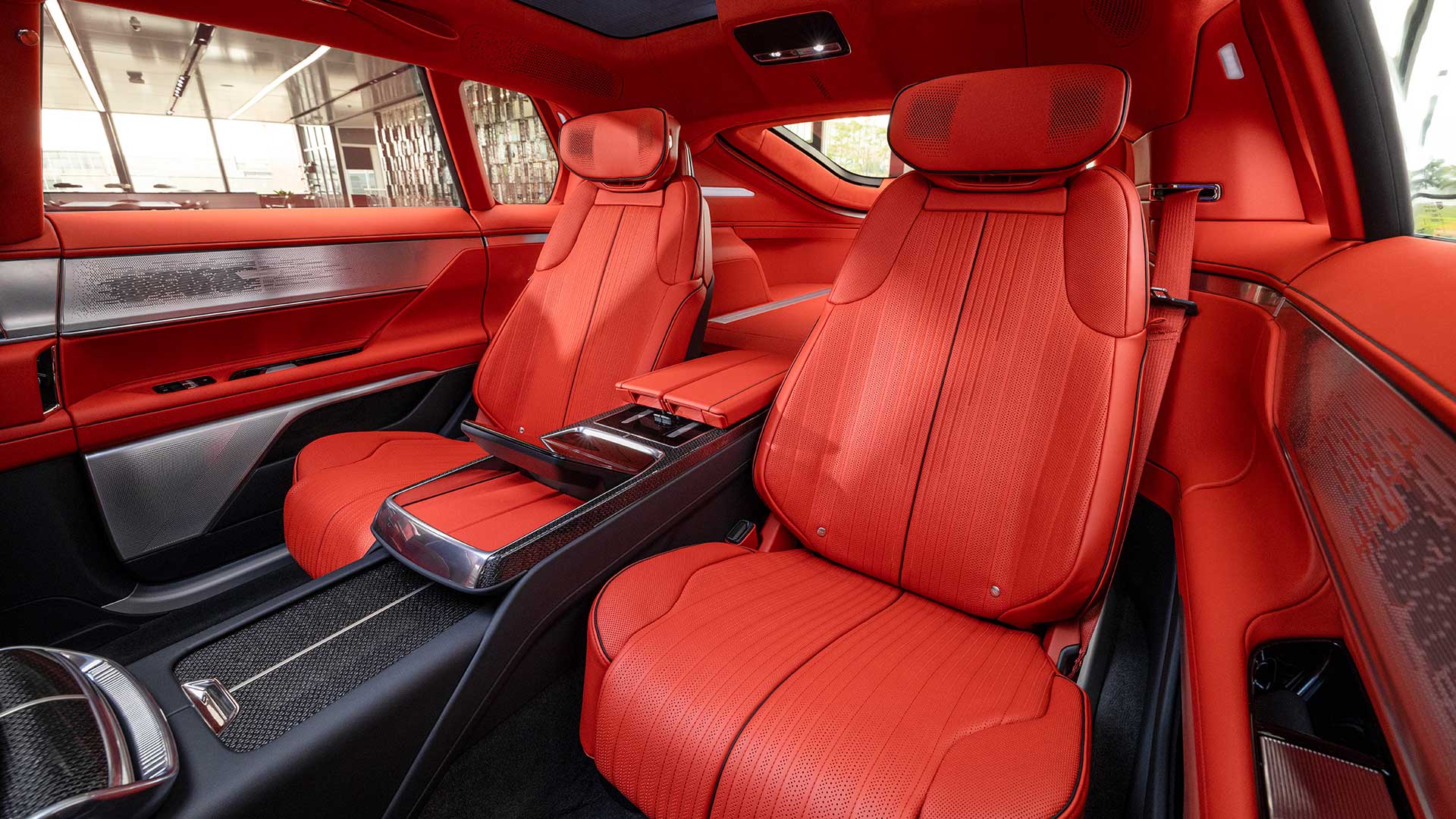 El lujoso interior de Cadillac CELESTIQ muestra un tablero amplio con múltiples pantallas digitales.