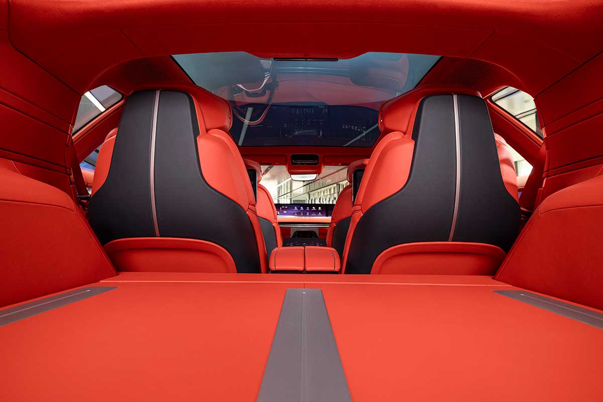 El interior trasero de Cadillac CELESTIQ presenta asientos color crema con pantallas de entretenimiento dobles.