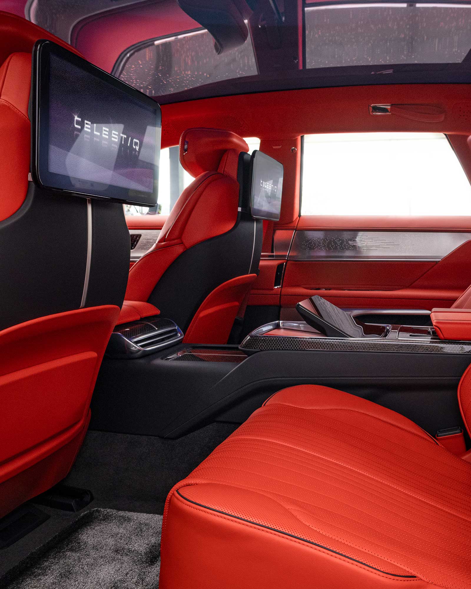 Un primer plano del estilizado faro trasero rojo y negro de Cadillac CELESTIQ.