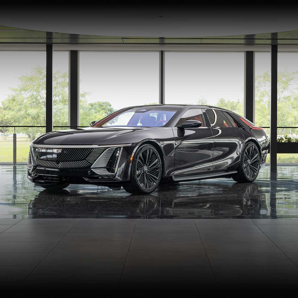 Un Cadillac CELESTIQ gris oscuro estacionado frente a una pared con textura dorada, con el texto "Sea Wolf" visible.