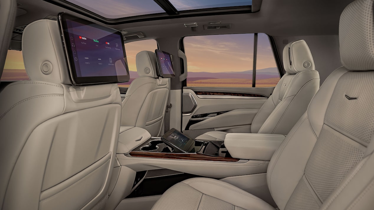 La segunda fila ejecutiva de Escalade 2025, con un bello atardecer de fondo