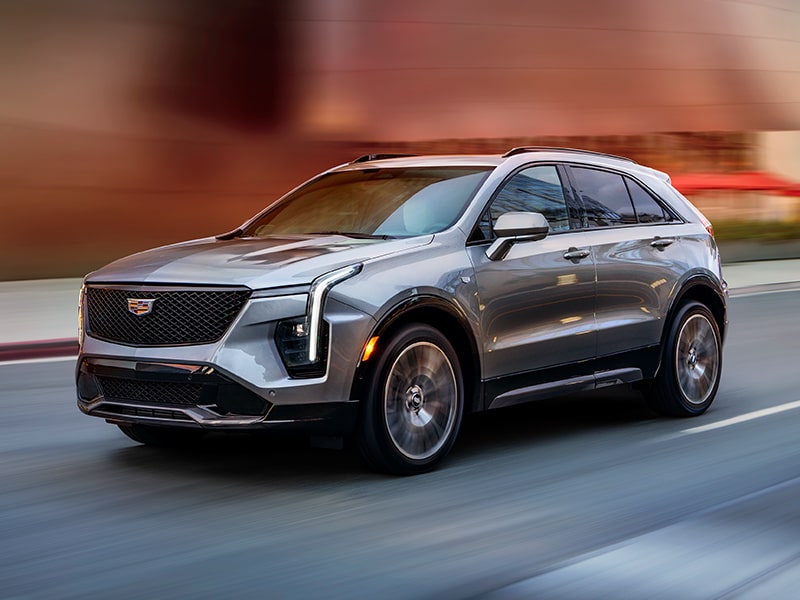 Vista delantera de Cadillac XT4 2025 andando rápido por una ciudad
