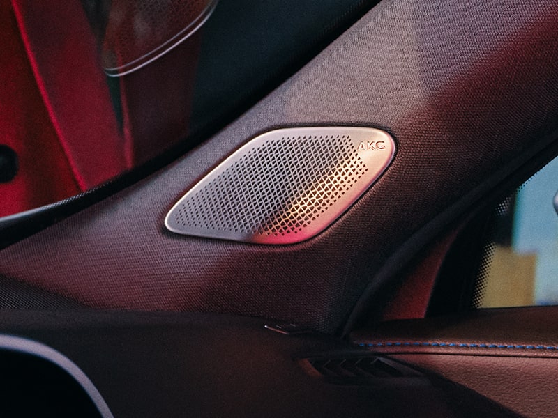 Las potentes bocinas AKG en el interior de la Cadillac XT4 2025