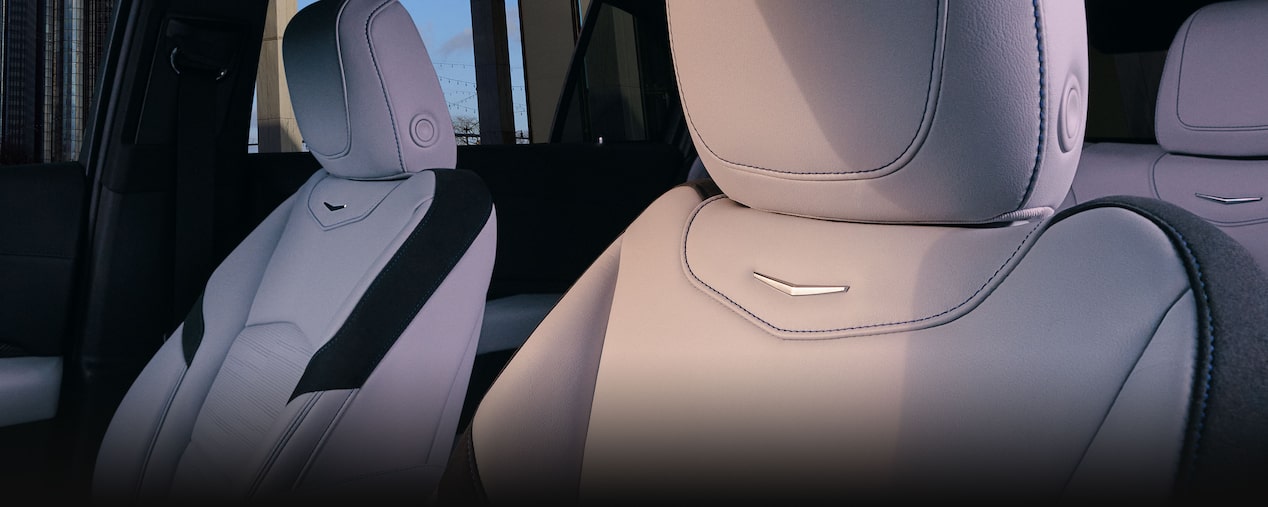 Primer plano del blasón de Cadillac en los asientos delanteros de la Cadillac XT4 2025