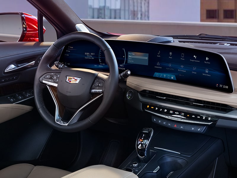 El elegante sistema de infoentretenimiento y la consola central de Cadillac XT4 2025