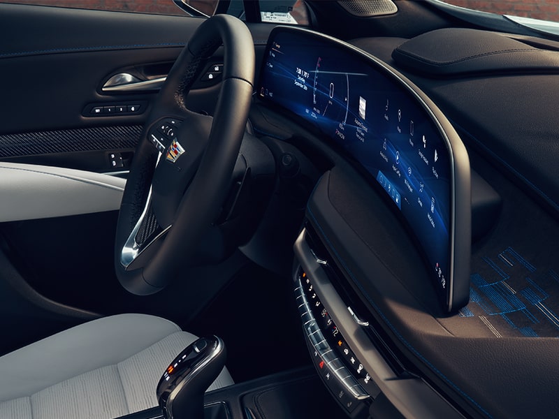 Vista lateral de la avanzada pantalla LED curva de 33" en diagonal en Cadillac XT4 2025