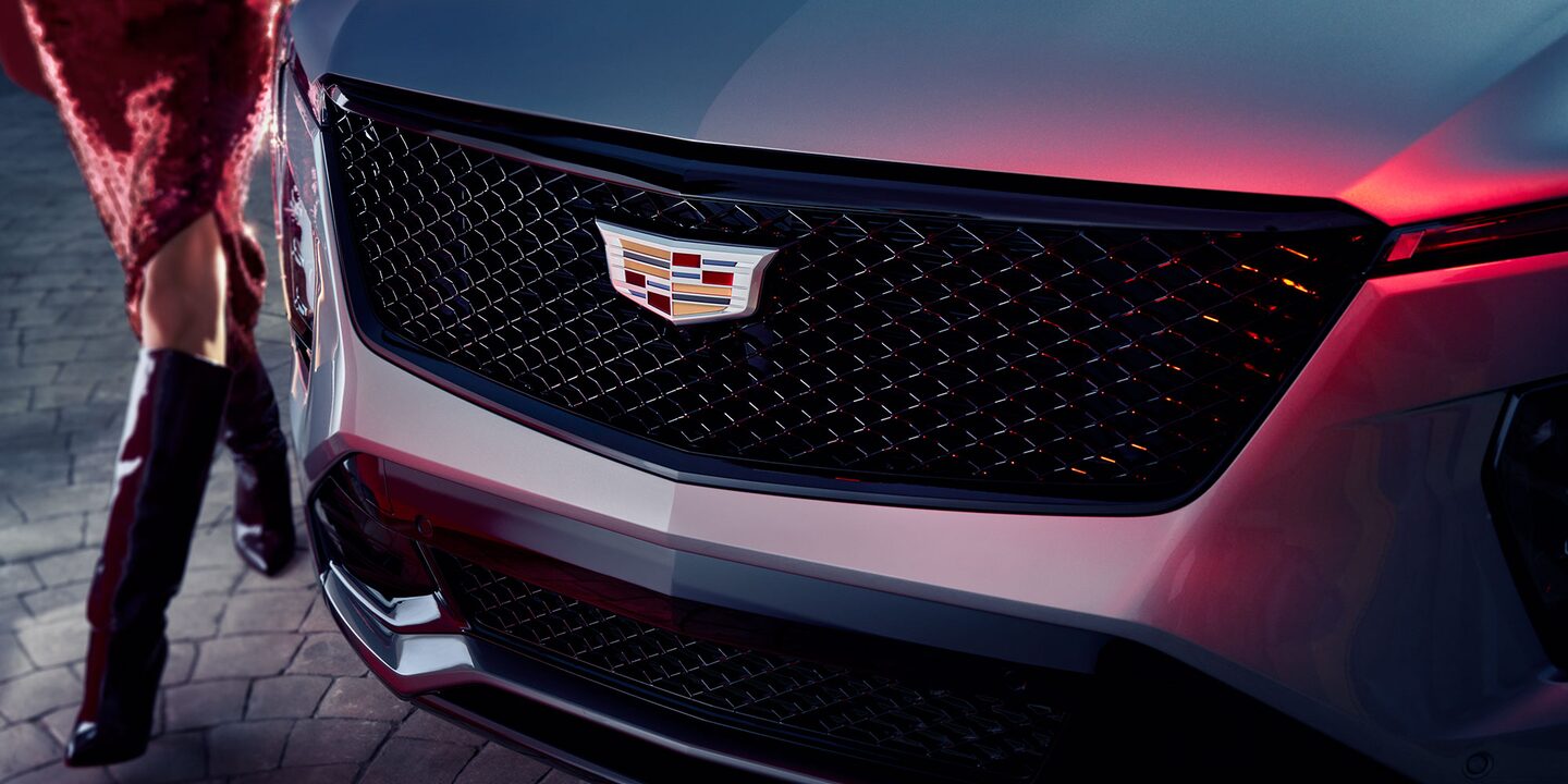 2025 Cadillac XT-4 gloss black front grille with chrome plated Cadillac emblem