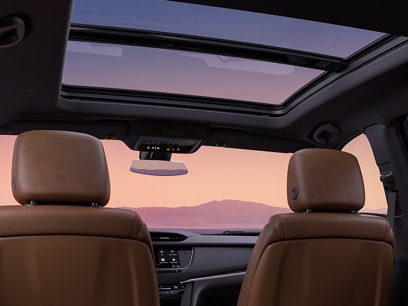Un hombre ajusta la temperatura del aire con el climatizador del conductor de XT5 de Cadillac
