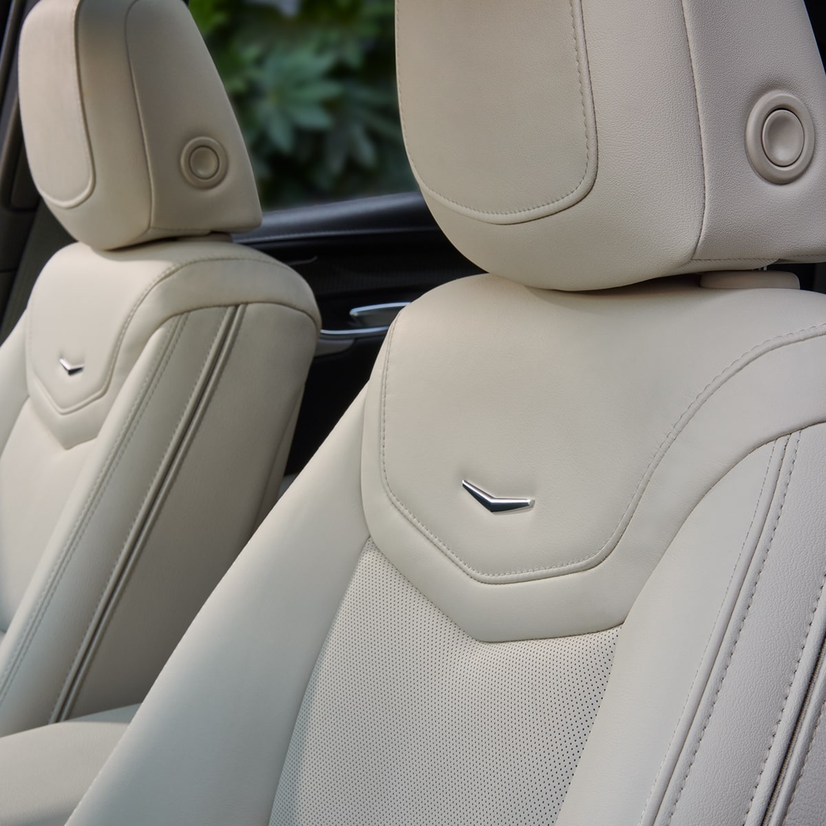 Primer plano de los lujosos asientos del interior de la Cadillac XT5