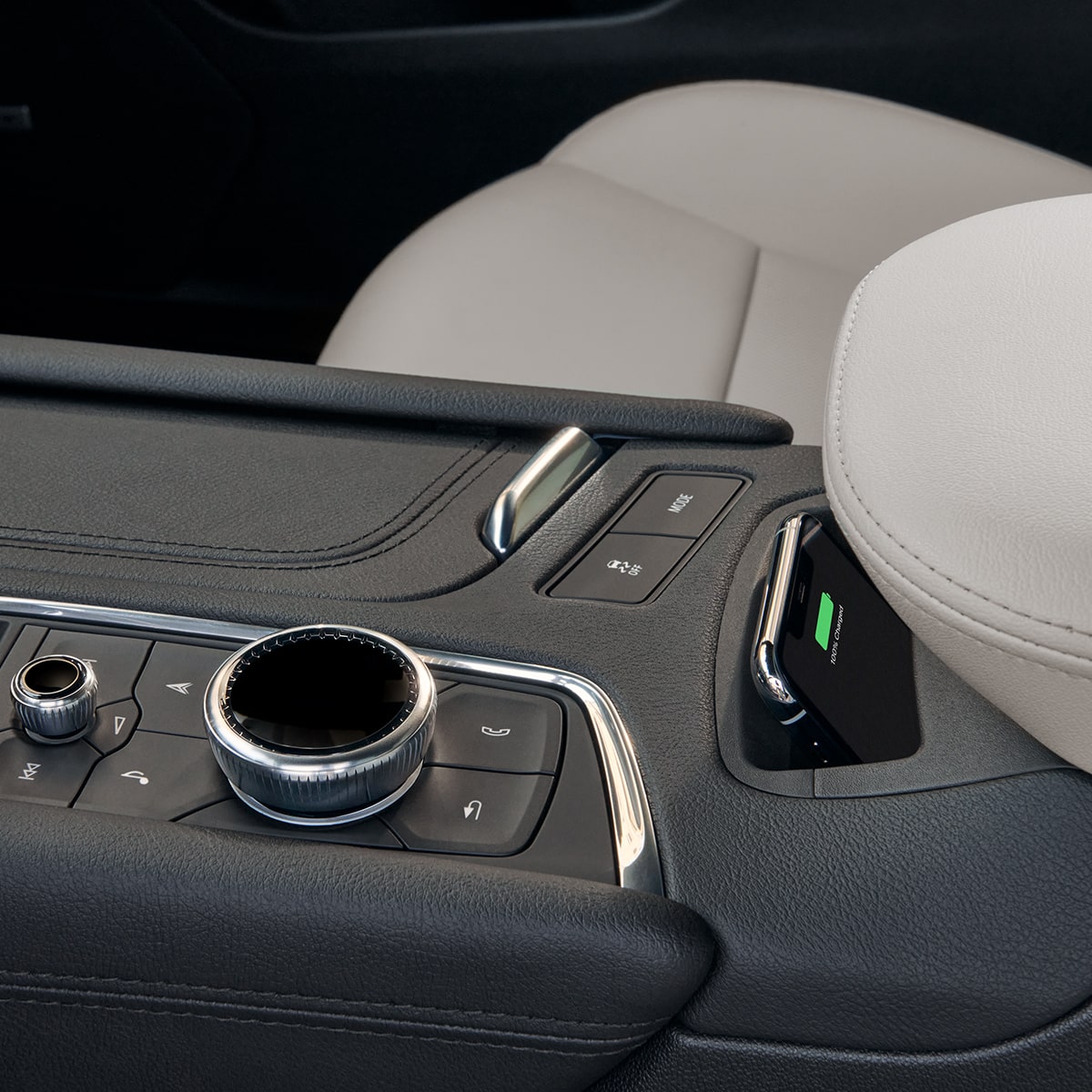 Teléfono celular usando el cargador de teléfonos inalámbrico de la nueva Cadillac XT5
