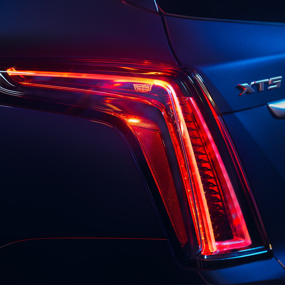 Primer plano del faro trasero en el exterior de Cadillac XT5