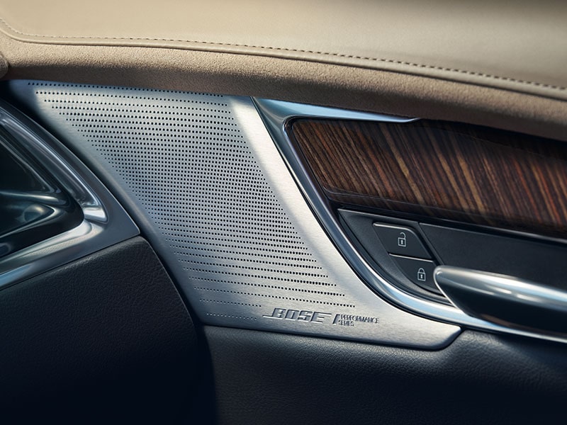 El sistema de sonido Bose Premium de la Cadillac XT6 con una vista previa de los detalles de madera exótica