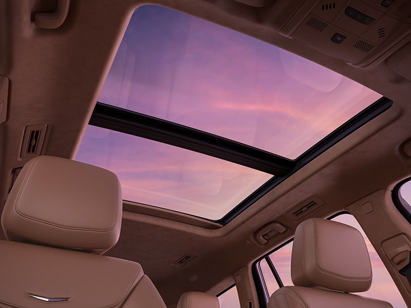 Vista desde la cabina del techo panorámico en el interior de la nueva Cadillac XT6