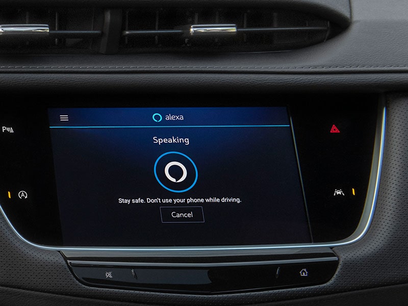La característica de Amazon Alexa integrada en el sistema de infoentretenimiento de Cadillac XT6 2025