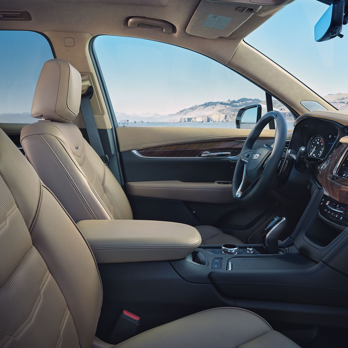 Vista delantera del lado izquierdo del interior de una Cadillac XT6