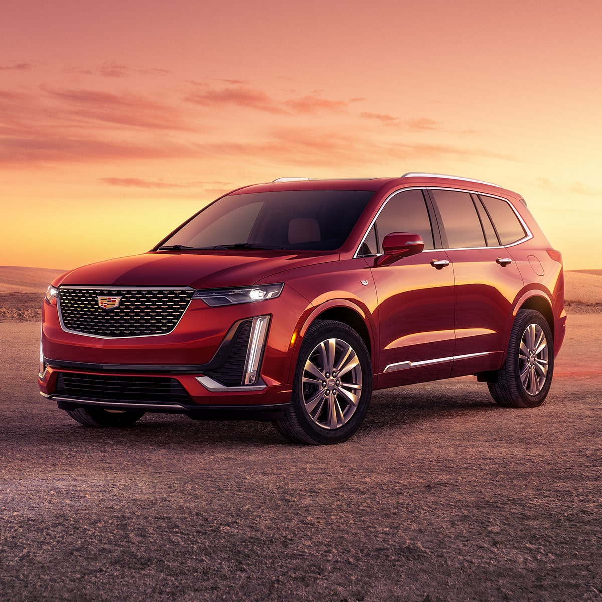La deslumbrante Cadillac XT6 estacionada en un desierto despejado, durante el atardecer