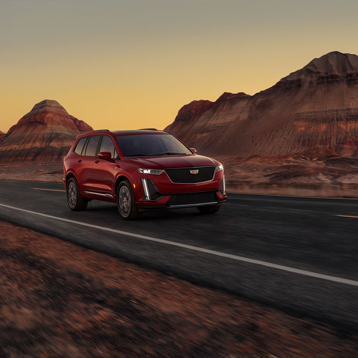La Cadillac XT6 en Infrarrojo Tricapa acelerando por un camino de desierto por cañones