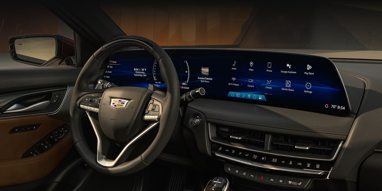 Vista del lado del pasajero del elegante tablero y la pantalla LED de un vehículo Cadillac CT5 2025