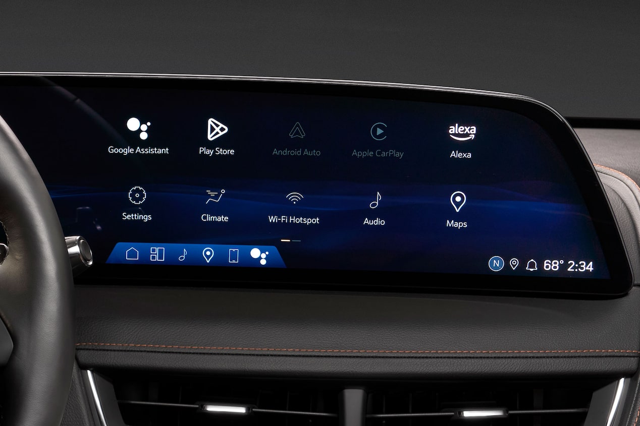 La pantalla táctil del sistema de infoentretenimiento en el interior del vehículo Cadillac CT5 2025