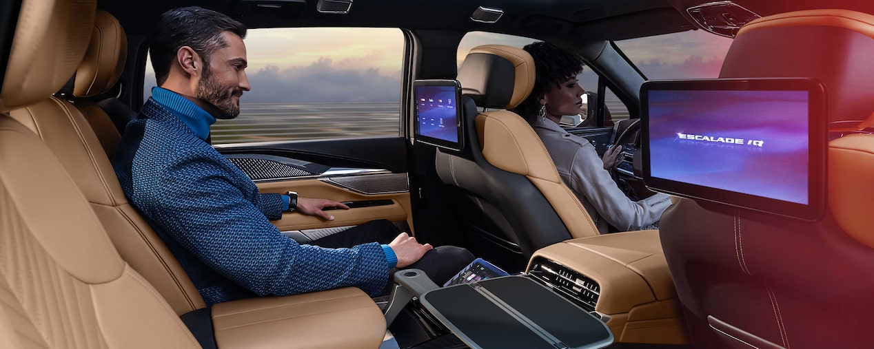 Un hombre sonríe mientras viaja en la segunda fila ejecutiva de Cadillac Escalade IQ 2025