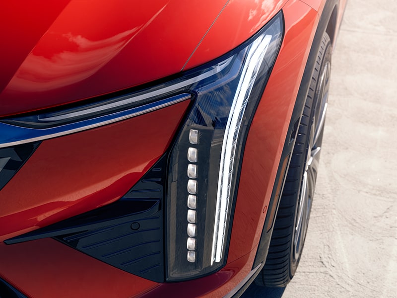 Primer plano de los faros delanteros LED planos de Cadillac OPTIQ 2025