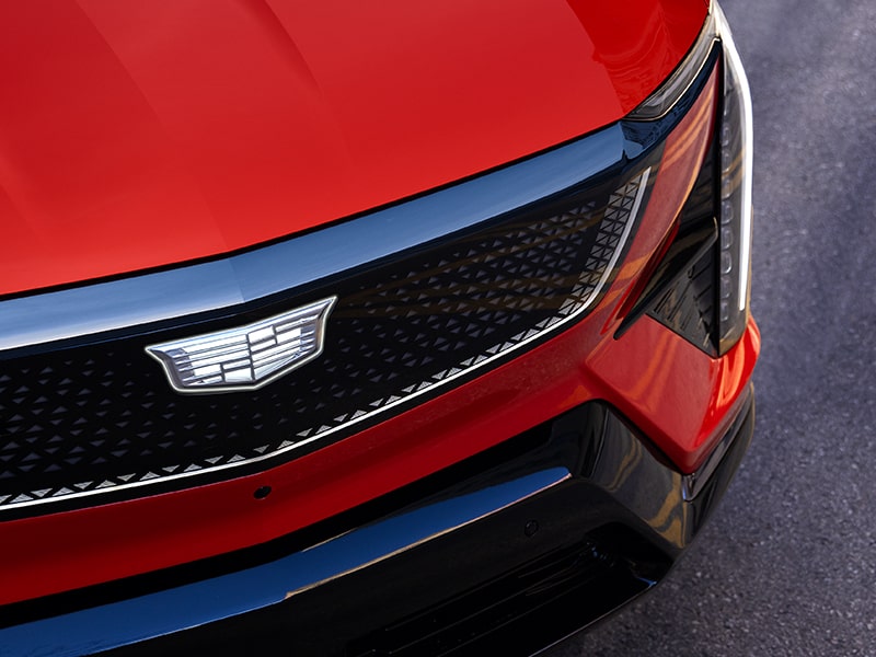 Primer plano de la parrilla y los faros de Cadillac OPTIQ 2025 rojo