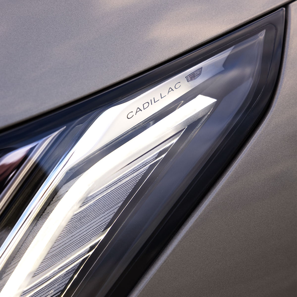 Detalle del logotipo de Cadillac en los faros delanteros exteriores de OPTIQ 2025