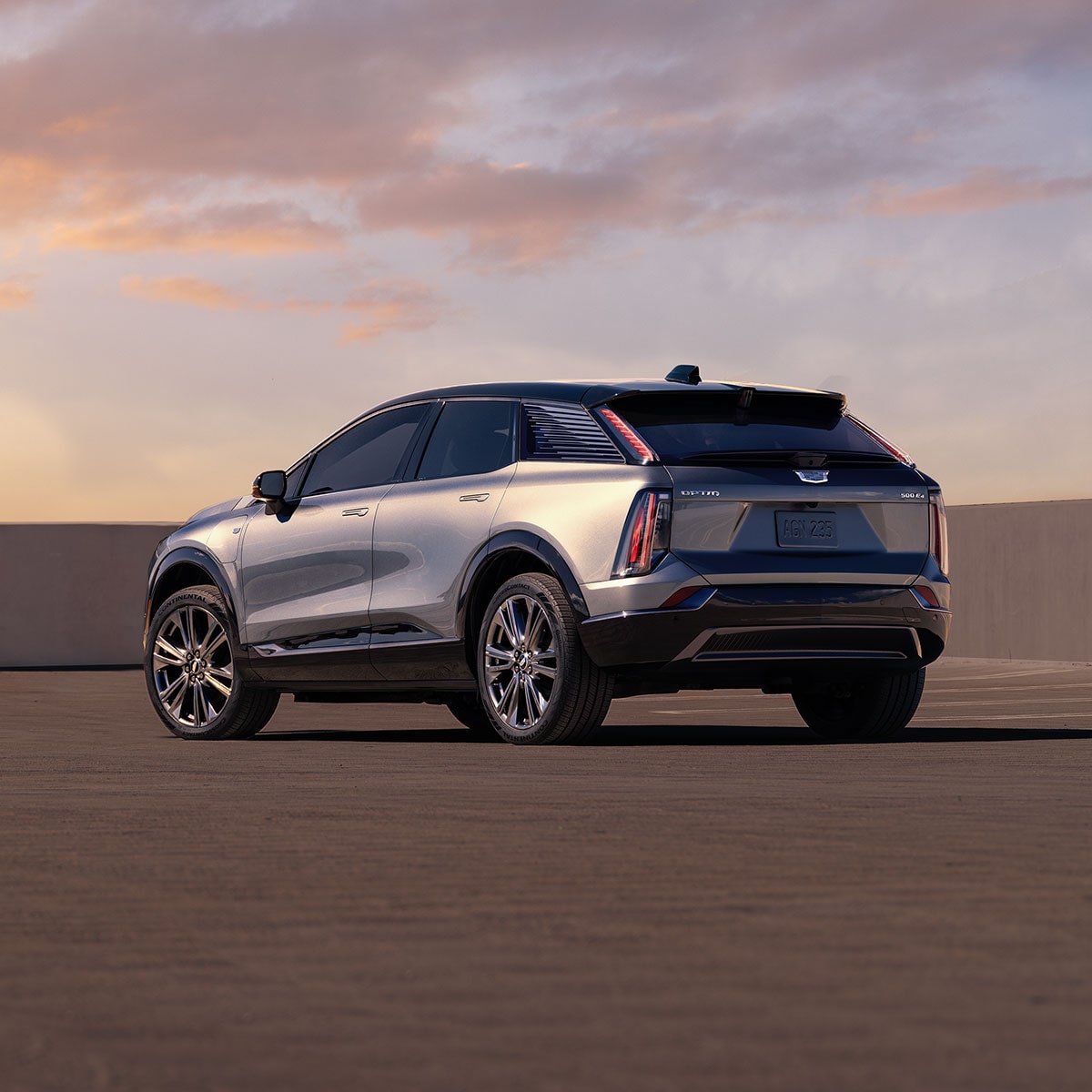 Vista trasera de una Cadillac OPTIQ 2025 estacionada