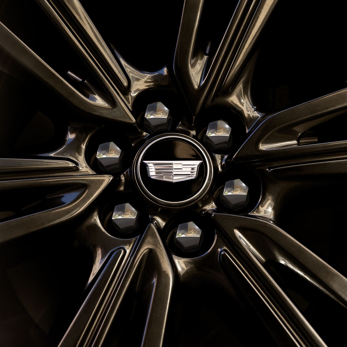 El logotipo de Cadillac en el centro del rin del neumático de Cadillac OPTIQ 2025