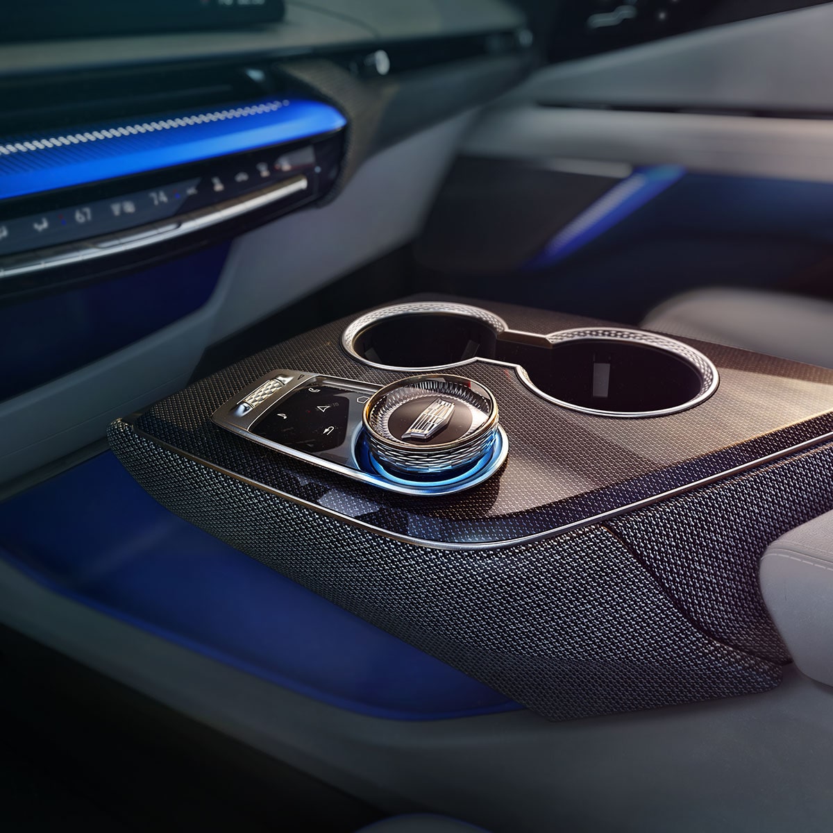 Primer plano de la elegante consola central y la perilla de control de Cadillac OPTIQ 2025
