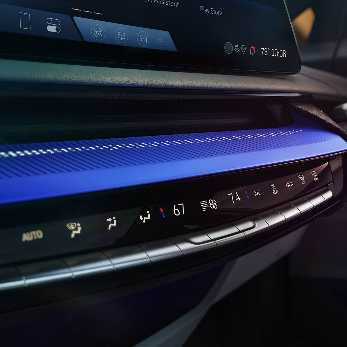 Vista en primer plano de los colores vibrantes del Cadillac OPTIQ 2025 cerca de los controles de climatización