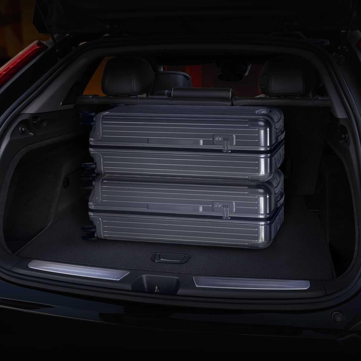 Primer plano del equipaje apilado en el espacio de carga de Cadillac OPTIQ 2025