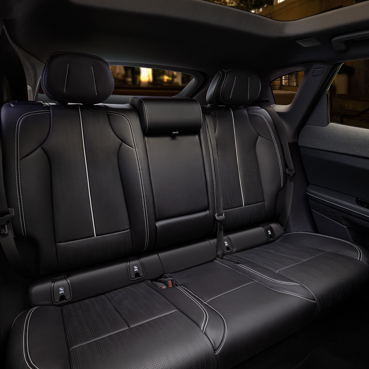 La fila de asientos traseros de cuero negro de Cadillac OPTIQ 2025