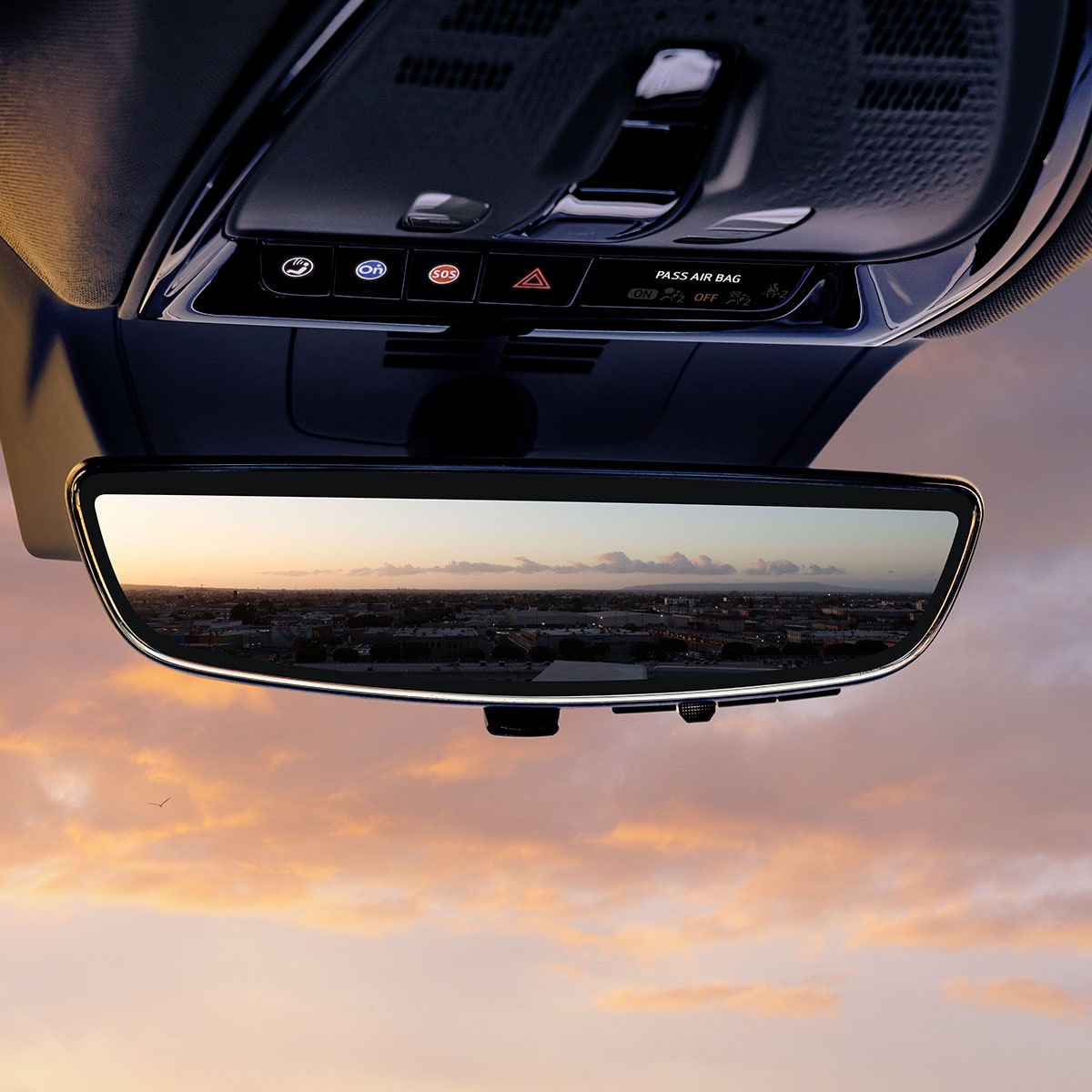 Primer plano de los controles del techo y espejo retrovisor de Cadillac OPTIQ 2025