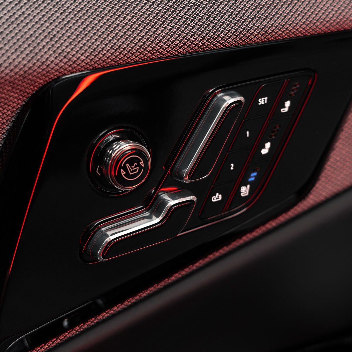 Primer plano de los controles del asiento de Cadillac OPTIQ 2025