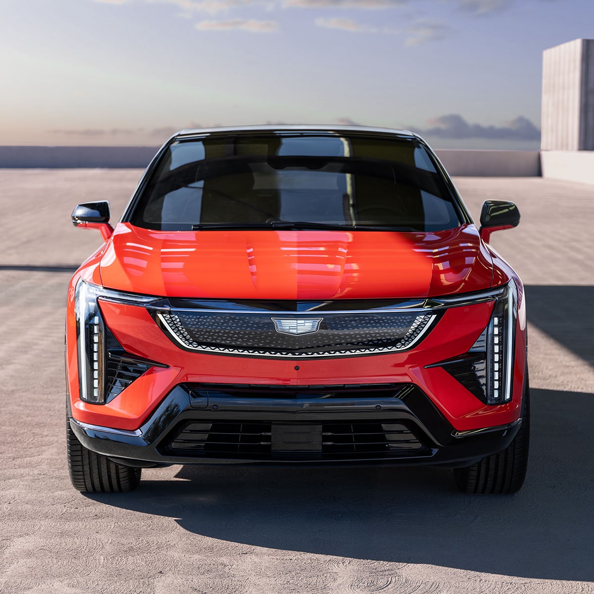 Vista delantera de Cadillac OPTIQ 2025 en Rojo estacionada