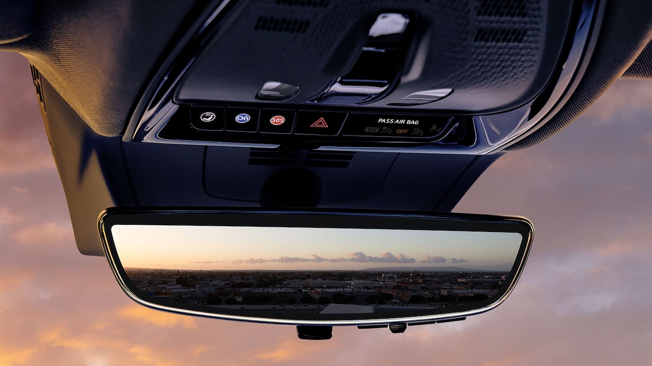 Primer plano del botón OnStar al lado del espejo retrovisor de Cadillac OPTIQ