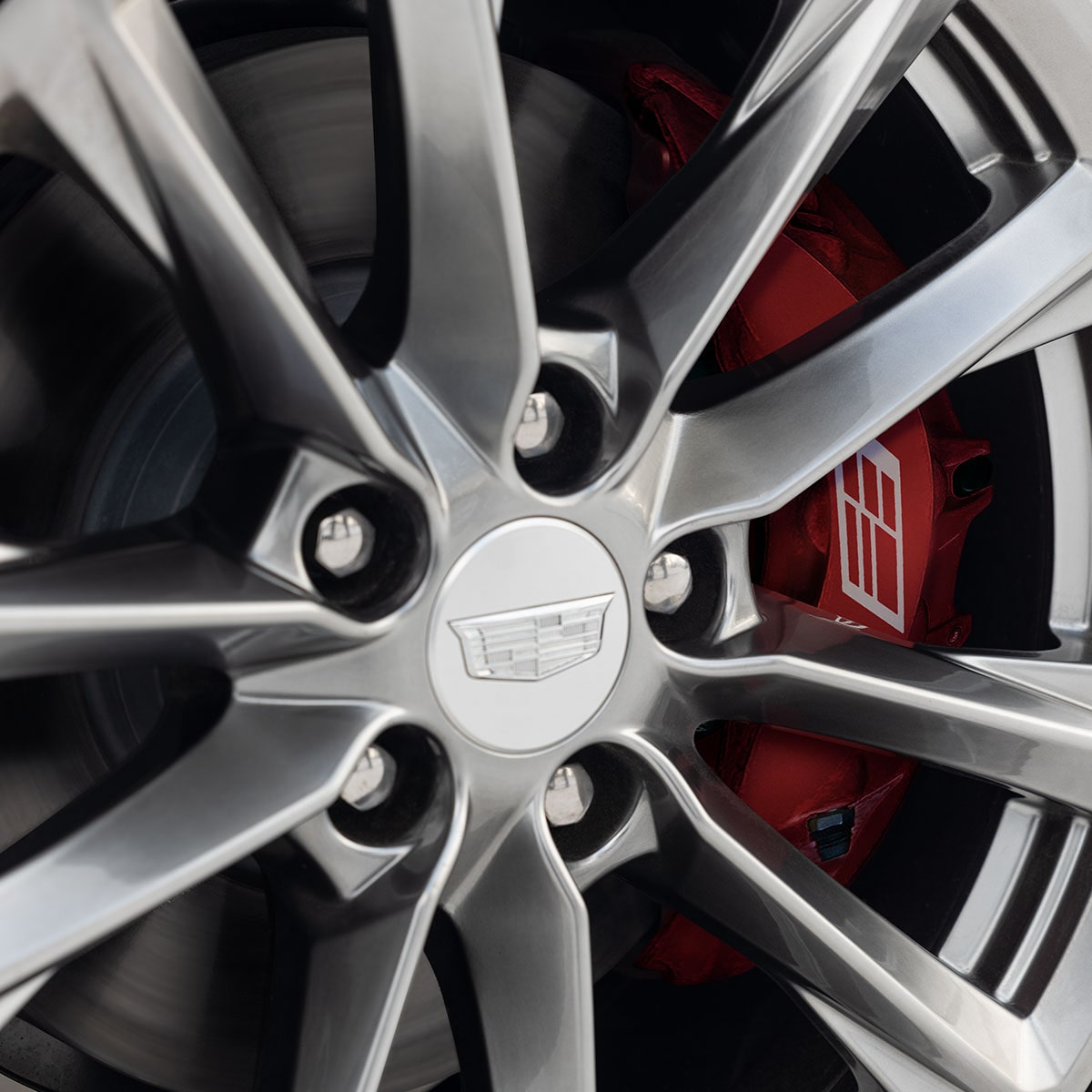 Vista en primer plano de los frenos Brembo del CT4 2025 dentro del rin