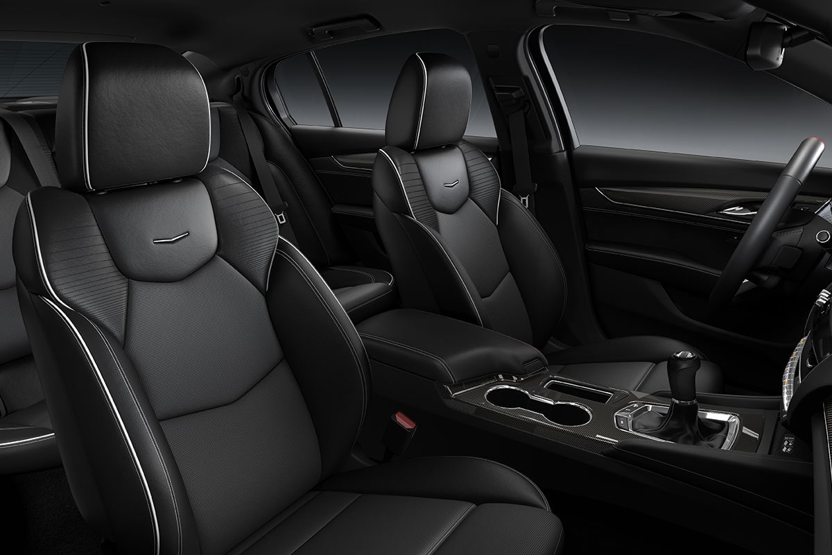 Vista de tres cuartos de los asientos traseros totalmente en Negro y del amplio espacio para las piernas de un Cadillac CT5-V Blackwing 2025