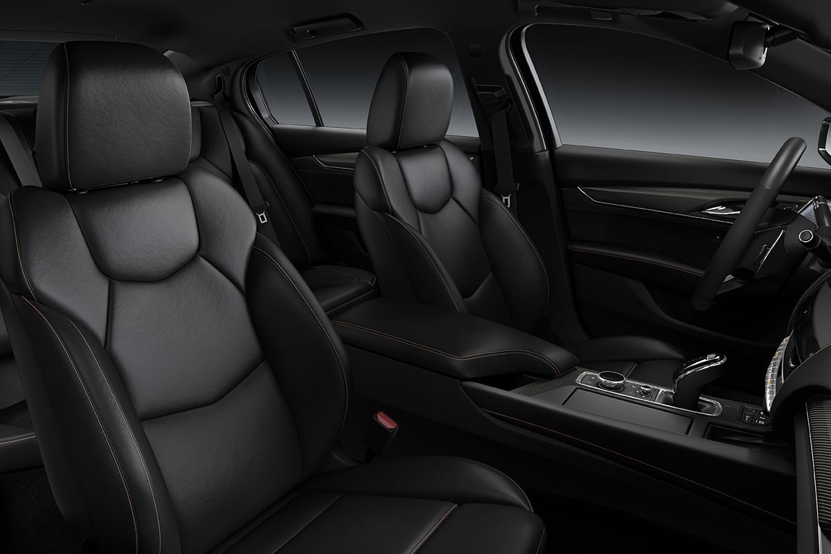 Vista de tres cuartos de la fila trasera y del amplio espacio para las piernas de un Cadillac CT5-V 2025