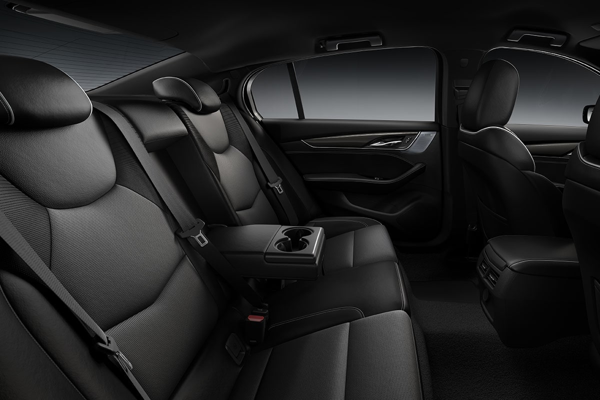 Vista de tres cuartos de los asientos pulidos del interior totalmente en Negro de un Cadillac CT5-V Blackwing 2025