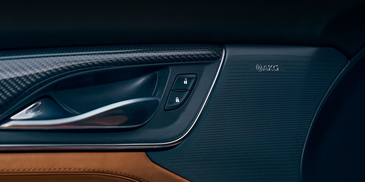 Vista en primer plano de las bocinas AKG Premium en un vehículo Cadillac CT5 2025
