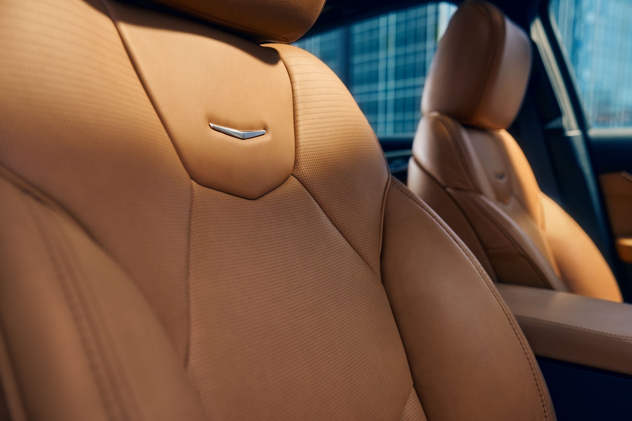 El sol brilla en los asientos delanteros de piel del vehículo Cadillac CT5 Crest 2025