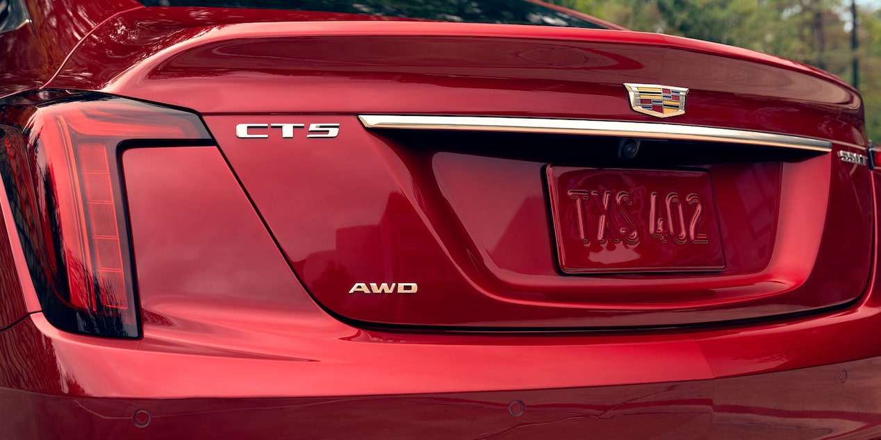 Primer plano de la cajuela del vehículo Cadillac CT5 2025 en Rojo Radiante Tintcoat