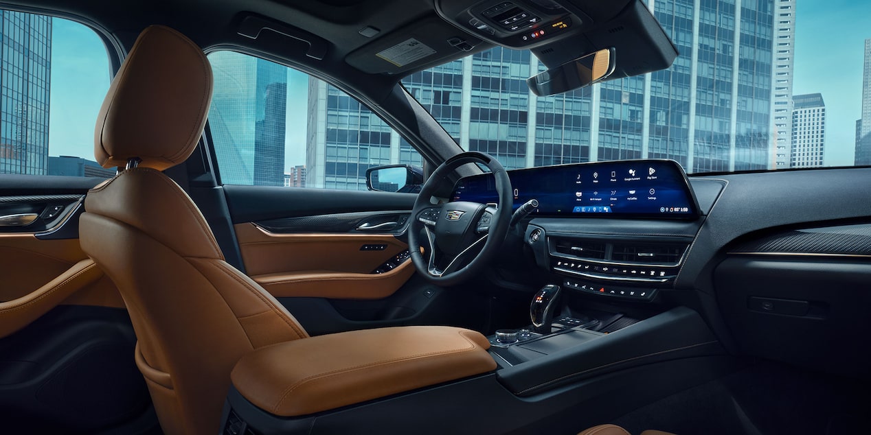 Vista del lado del pasajero de los asientos de piel y el tablero en Negro Azabache del vehículo Cadillac CT5 2025