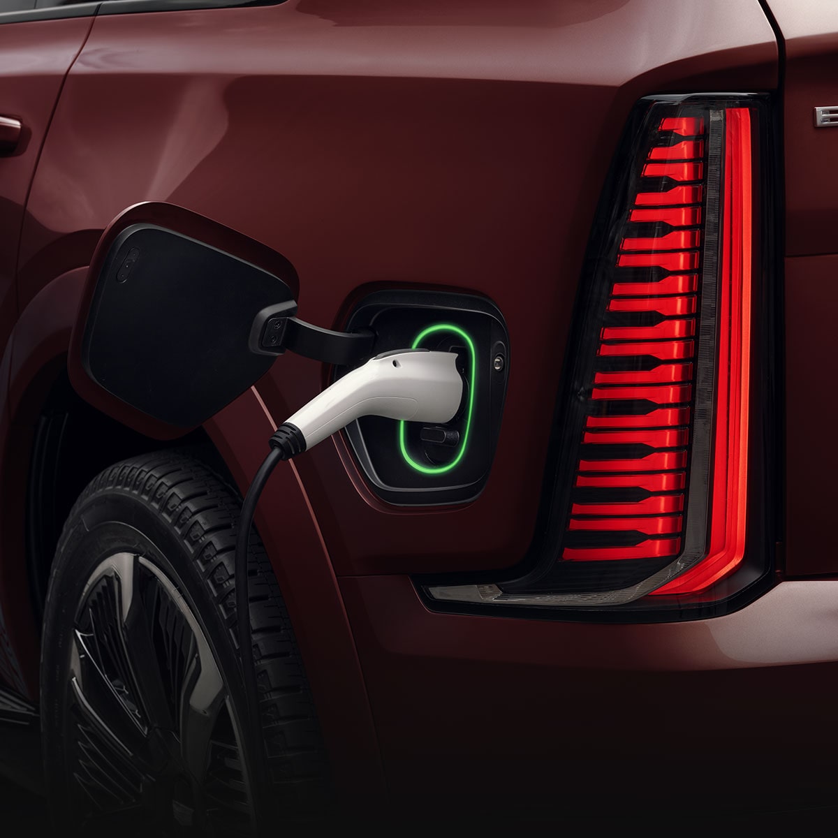 Primer plano de un cargador de EV en el puerto de carga de ESCALADE IQ 2026