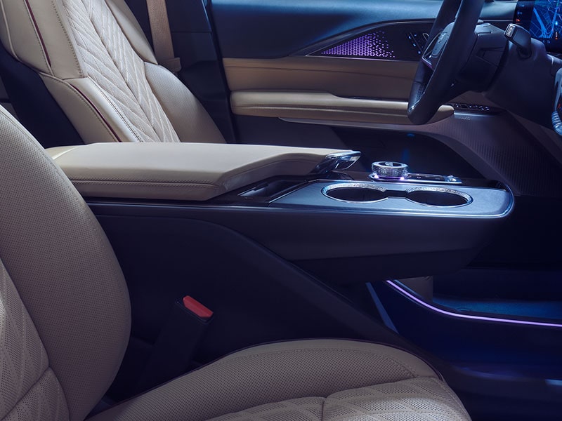 Primer plano del lado del pasajero de la consola central y el asiento del conductor de Cadillac LYRIQ.