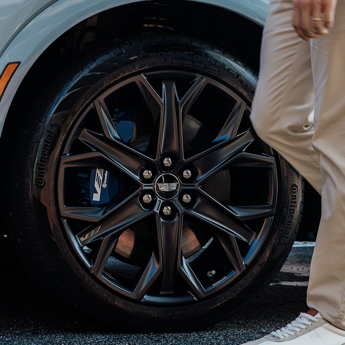 Close-up of the 2026 OPTIQ-V's Passenger Side 21" Alloy Wheels