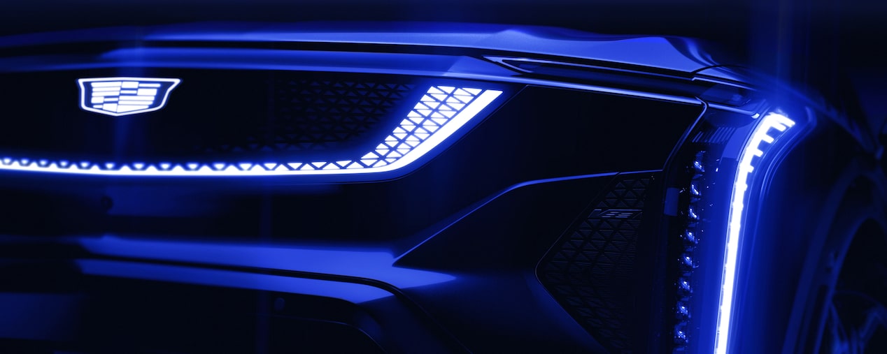 El logotipo de Cadillac y las luces planas se encienden en la parrilla de la OPTIQ-V 2026